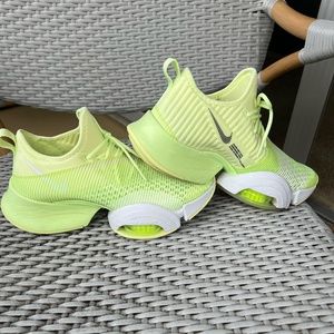 NIKE WOMENS AIR ZOOM SUPERREP BARELY VOLT Size 8